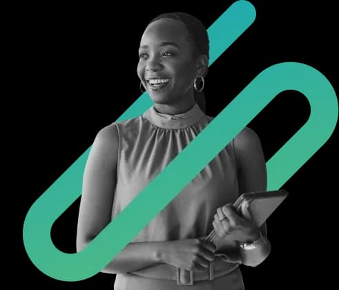 Uma mulher sorrindo carregando uma agenda